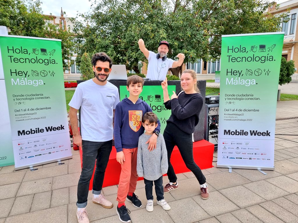 ¡Muchas gracias a <a href="/CocaCola_es/">Coca-Cola España</a>, con sus deliciosas bebidas refrescantes, y al DJ Eddie Mizake, con su buena música, por amenizarnos la fiesta de clausura de #mWeekMalaga22! 🥤🎧🙌
