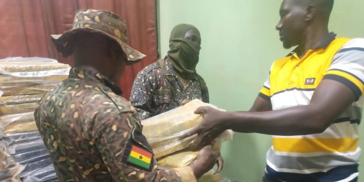 news_ghana's tweet photo. Security personnel arrests 981 parcels of Marijuana at Liero in Sissala West https://t.co/m1ShwKbkWs #Crime #981parcels #Busted #Liero #marijuana https://t.co/JbCewSEtlh