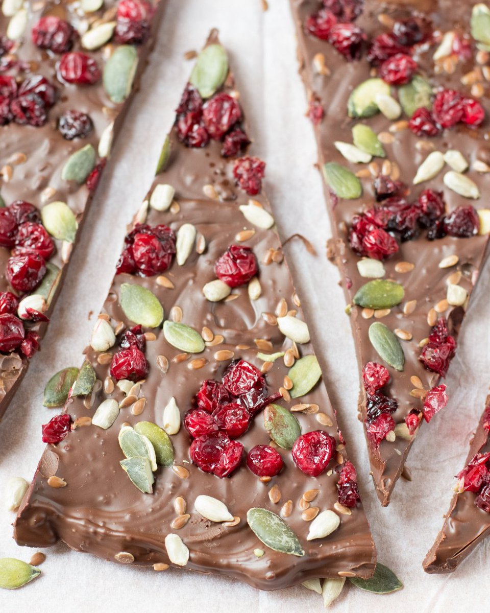 JulieDaniluk's tweet image. What if I told you that you can enjoy #chocolate this #holiday season without having the negative effects of sugar! My Chocolate Bark #recipe is the perfect way to bust cravings + treat yourself without causing inflammation in the body from #sugar 👌.⁣⁠ juliedaniluk.com/blog/healthy-h…