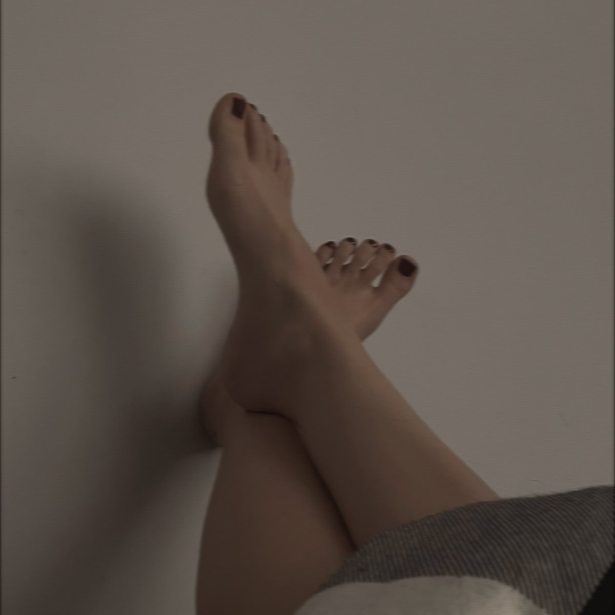 Babby_SweetPea's tweet photo. Witam wszystkie pieski jeszcze spod kołderki. Pani dzisiaj odpoczywa 😈 Który dziś chce umilić Pani jeszcze bardziej dzień i wysłać szybkiego blika? 😋 

#feetfethish #feet #feetfinder #feetpic #stopy #stópki #polskiestopy #polskiestópki #findom #simp https://t.co/WVdJJUY2ta