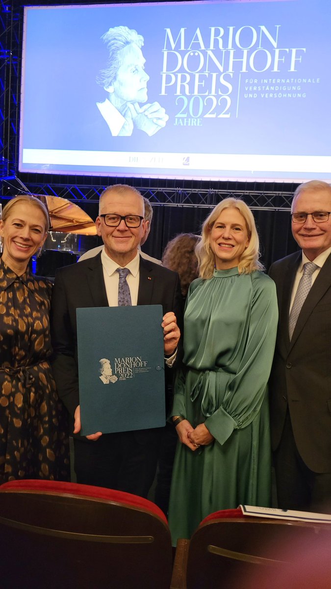 Tafel Deutschland e.V. (@tafel_de) on Twitter photo Tafel Deutschland hat heute den Marion-Dönhoff-Förderpreis erhalten. Unsere Vorstandsmitglieder <a href="/jochenbruehl/">Jochen Brühl</a>, Eva Fischer, Willi Schmid und unsere GF <a href="/jesirkka/">sirkka jendis</a> haben ihn stellvertretend für die 60.000 Tafel-Aktiven entgegengenommen. Wir bedanken uns herzlich für die Ehrung! Tafel Deutschland hat heute den Marion-Dönhoff-Förderpreis erhalten. Unsere Vorstandsmitglieder <a href="/jochenbruehl/">Jochen Brühl</a>, Eva Fischer, Willi Schmid und unsere GF <a href="/jesirkka/">sirkka jendis</a> haben ihn stellvertretend für die 60.000 Tafel-Aktiven entgegengenommen. Wir bedanken uns herzlich für die Ehrung!
