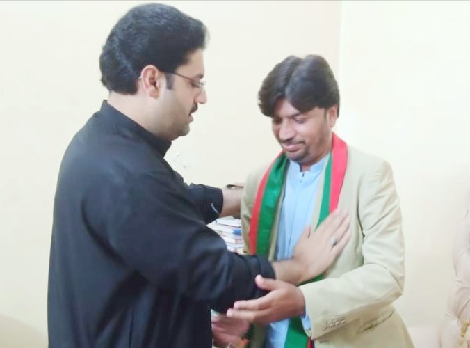 makhdoom_amaar's tweet photo. پیپلز پارٹی تعلقہ ھالا کے سابق عہدیدار امجد سیال نے پاکستان تحریک انصاف کے مرکزی رہنماء مخدوم عمار سے ملاقات کر کہ پیپلز پارٹی کو الوداع کر کے عمران خان کی قیادت پر بھروسہ کرتے ہوئے تحریک انصاف میں شمولیت اختیار کر لی۔
#MakhdoomOfHala
#PTILeaders
#NA223
#PS58
#HalaCity https://t.co/QELKbciLOi