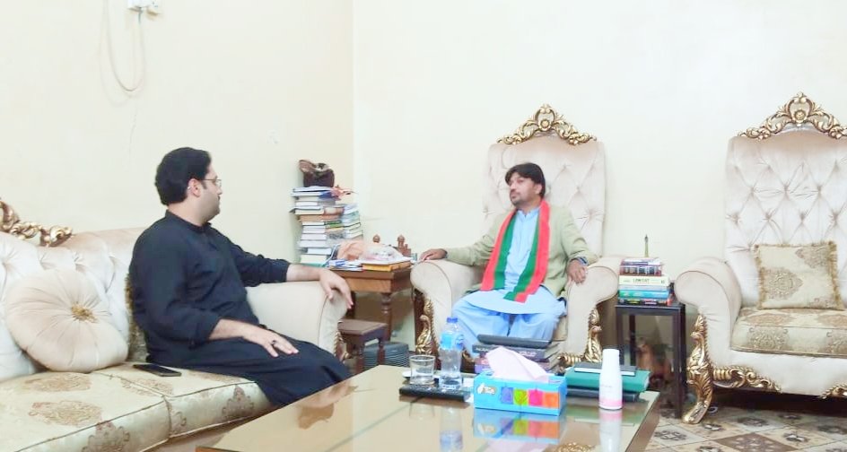 makhdoom_amaar's tweet photo. پیپلز پارٹی تعلقہ ھالا کے سابق عہدیدار امجد سیال نے پاکستان تحریک انصاف کے مرکزی رہنماء مخدوم عمار سے ملاقات کر کہ پیپلز پارٹی کو الوداع کر کے عمران خان کی قیادت پر بھروسہ کرتے ہوئے تحریک انصاف میں شمولیت اختیار کر لی۔
#MakhdoomOfHala
#PTILeaders
#NA223
#PS58
#HalaCity https://t.co/QELKbciLOi
