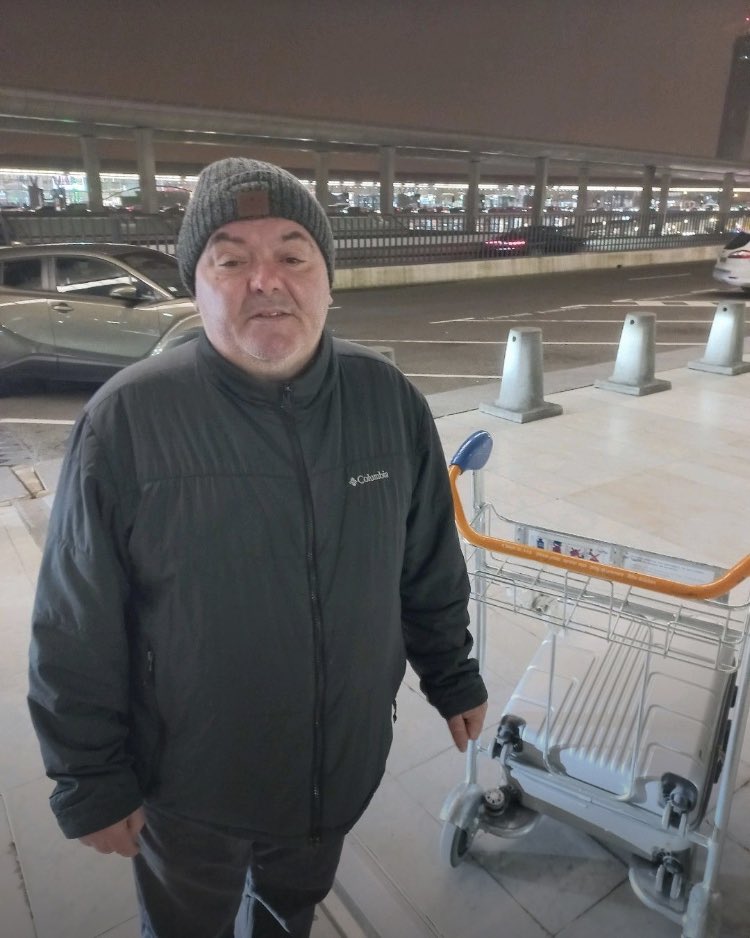 GreenB1968's tweet photo. un SDF à CDG.
8 ans dans cette situation. 
Ancien chef de cuisine. 
Ne trouve pas de travail car ne peut justifier de domicile. 
Aucune aide sociale....
Il n'a pas de téléphone mais juste une email adresse qu'il consulte tous les soirs.
pascaldasilva59@gmail.com
Merci pour lui https://t.co/GXjLrDgA5C