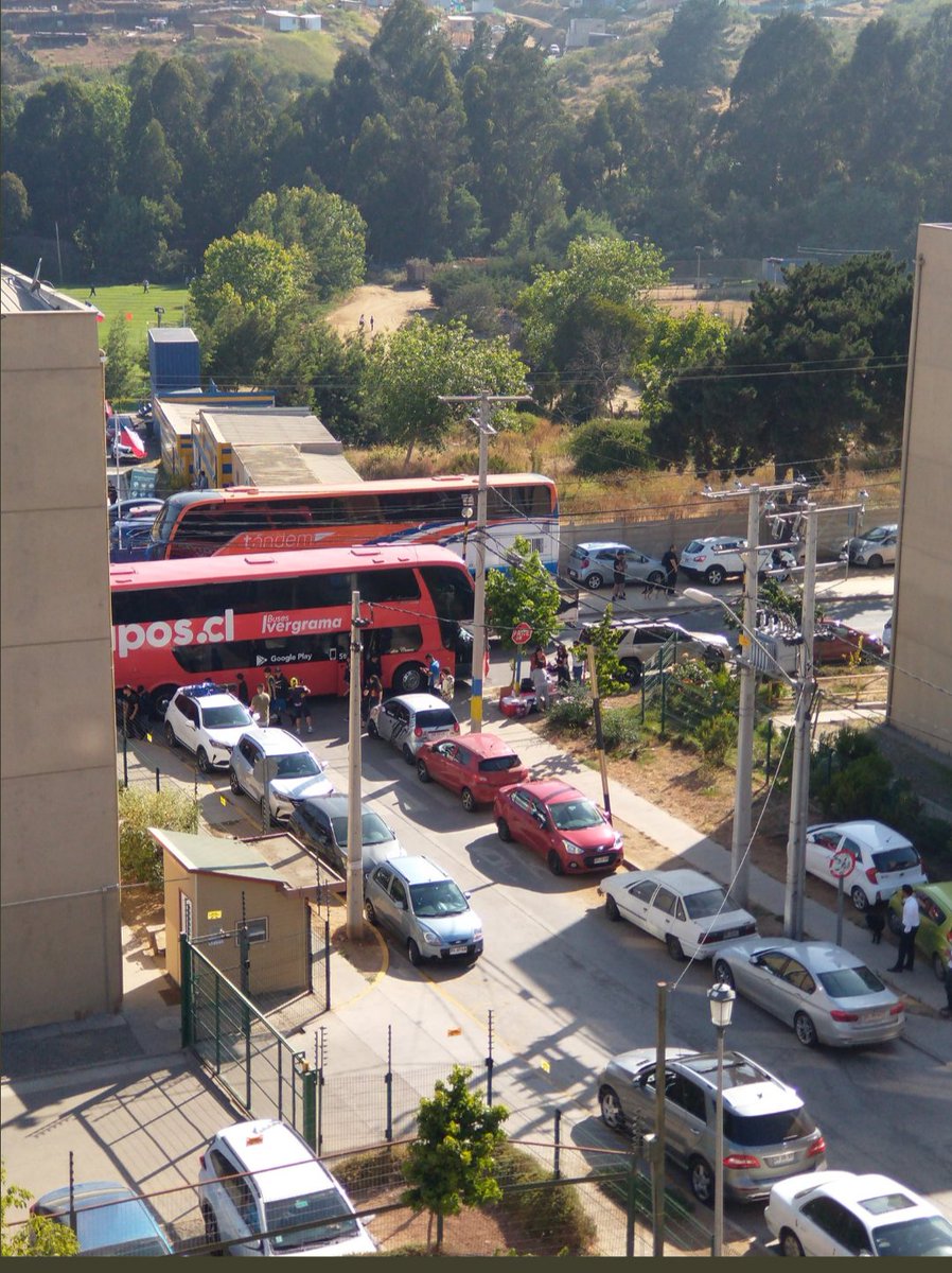 CRenaca's tweet photo. @Gobernacionvalp @MacaRipa @vinadelmar @seguridadvina @sitiodelsuceso @pagove Calles y pasajes de uso público, colapsadas por evento de @evertonsadp  empresarios privados, ocupando recintos públicos y haciendo lo que se les da la gana https://t.co/ODkWVHCaeJ