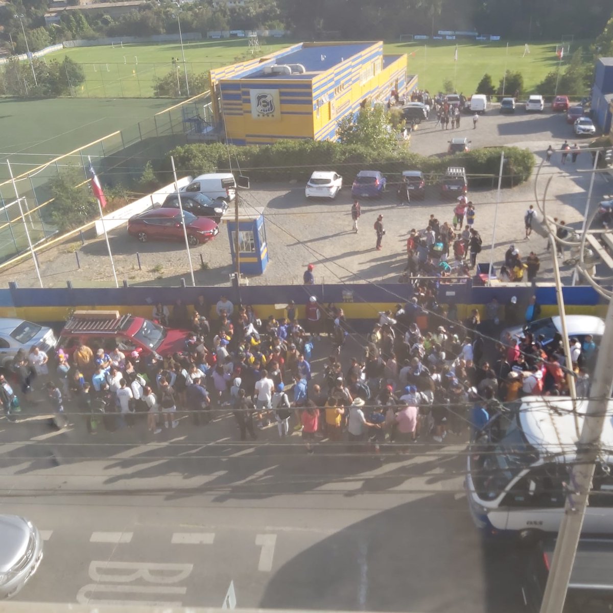 CRenaca's tweet photo. @Gobernacionvalp @MacaRipa @vinadelmar @seguridadvina @sitiodelsuceso @pagove Calles y pasajes de uso público, colapsadas por evento de @evertonsadp  empresarios privados, ocupando recintos públicos y haciendo lo que se les da la gana https://t.co/ODkWVHCaeJ
