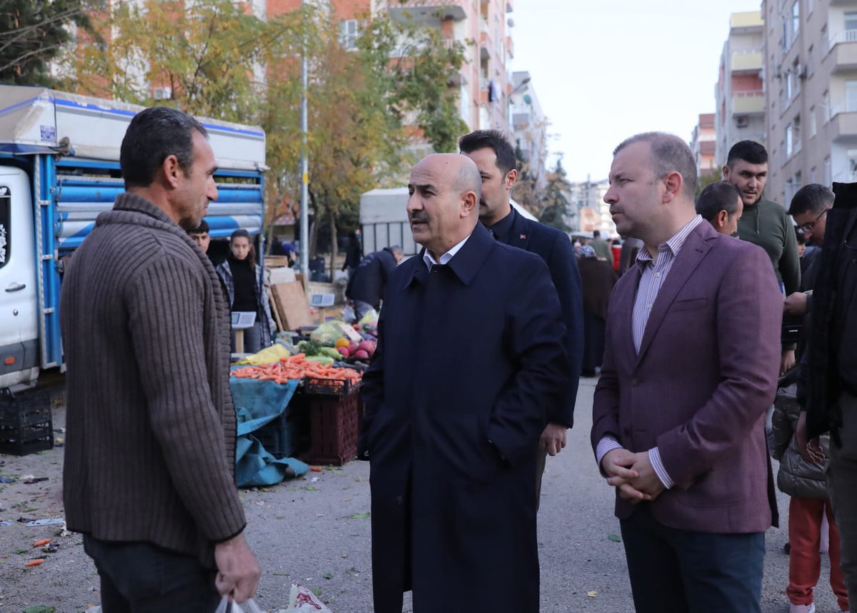 📍#Artuklu 

Pazar esnafı ve pazar alışverişi yapan hemşehrilerimiz ile hasbihal ettik.

İstek ve önerilerini dinledik.

Rabbim hayırlı ve bereketli kazançlar versin.