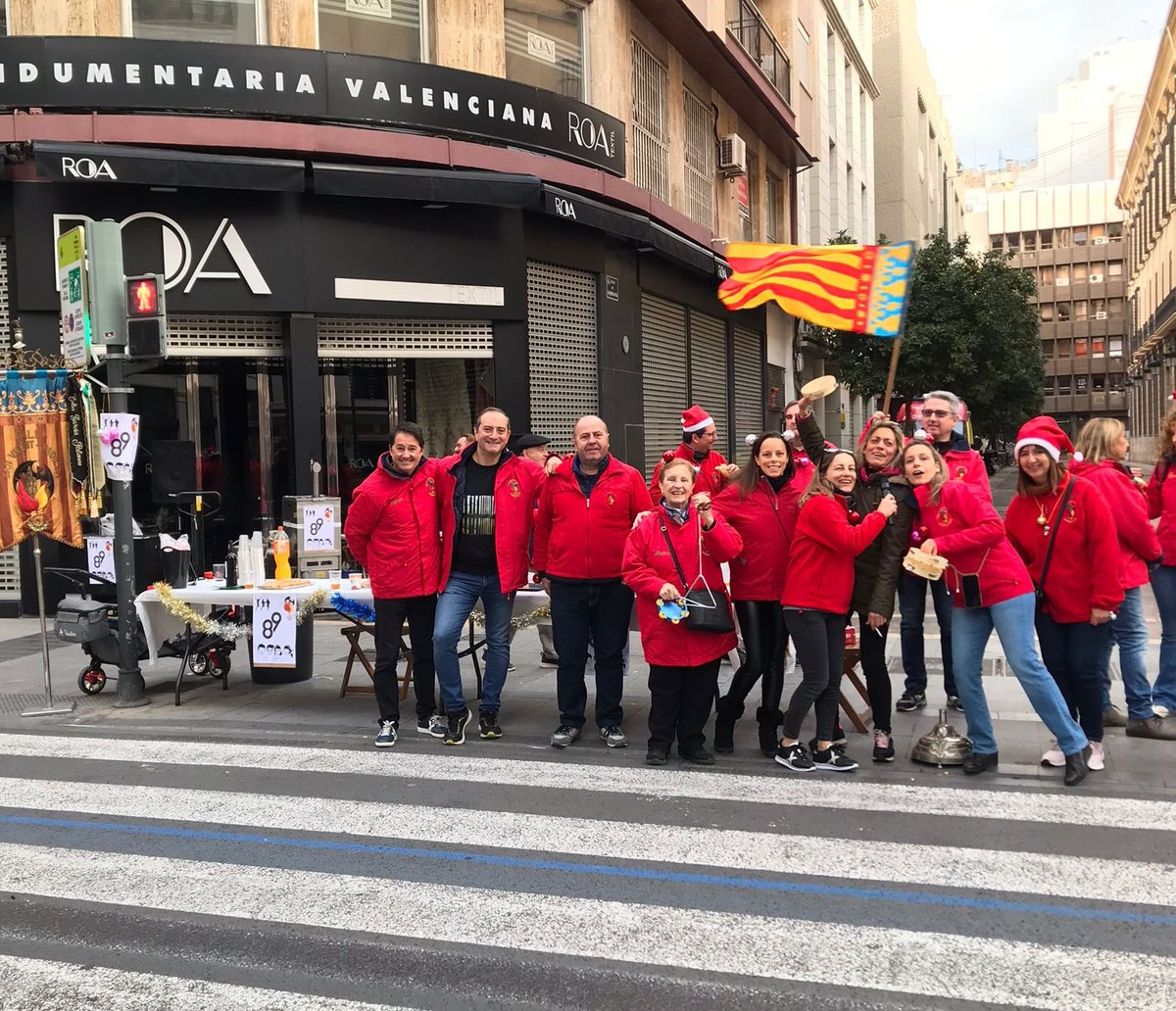SVicente_Azzati's tweet photo. Una cita histórica @maratonvalencia con la animación de #fallas23 a través de @JCF_Valencia y nuestros falleros @Midelbar @manezip5 y #LuisFayos han participado en el #runningvalencia #runningfaller siendo animados por sus #falleros https://t.co/rK5pbh4BKf