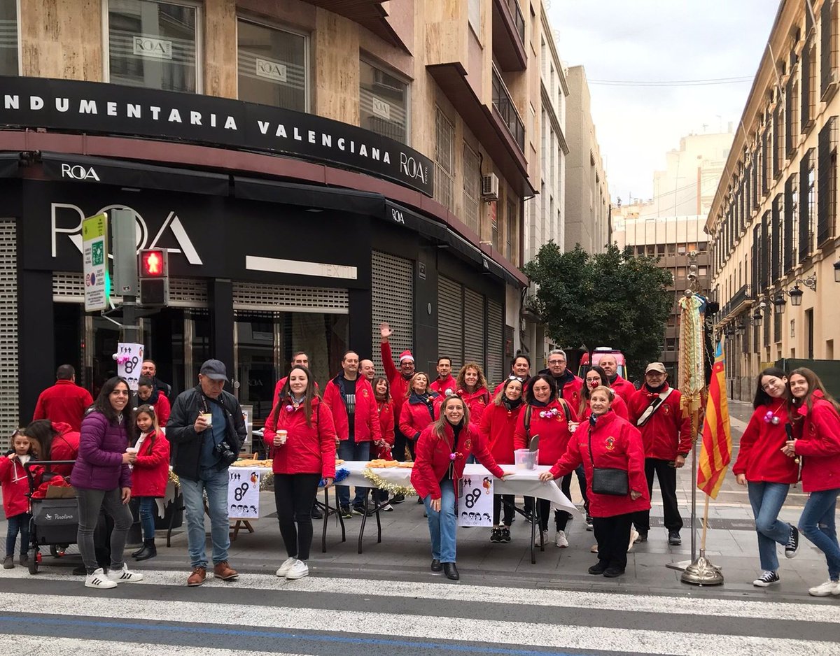 SVicente_Azzati's tweet photo. Una cita histórica @maratonvalencia con la animación de #fallas23 a través de @JCF_Valencia y nuestros falleros @Midelbar @manezip5 y #LuisFayos han participado en el #runningvalencia #runningfaller siendo animados por sus #falleros https://t.co/rK5pbh4BKf