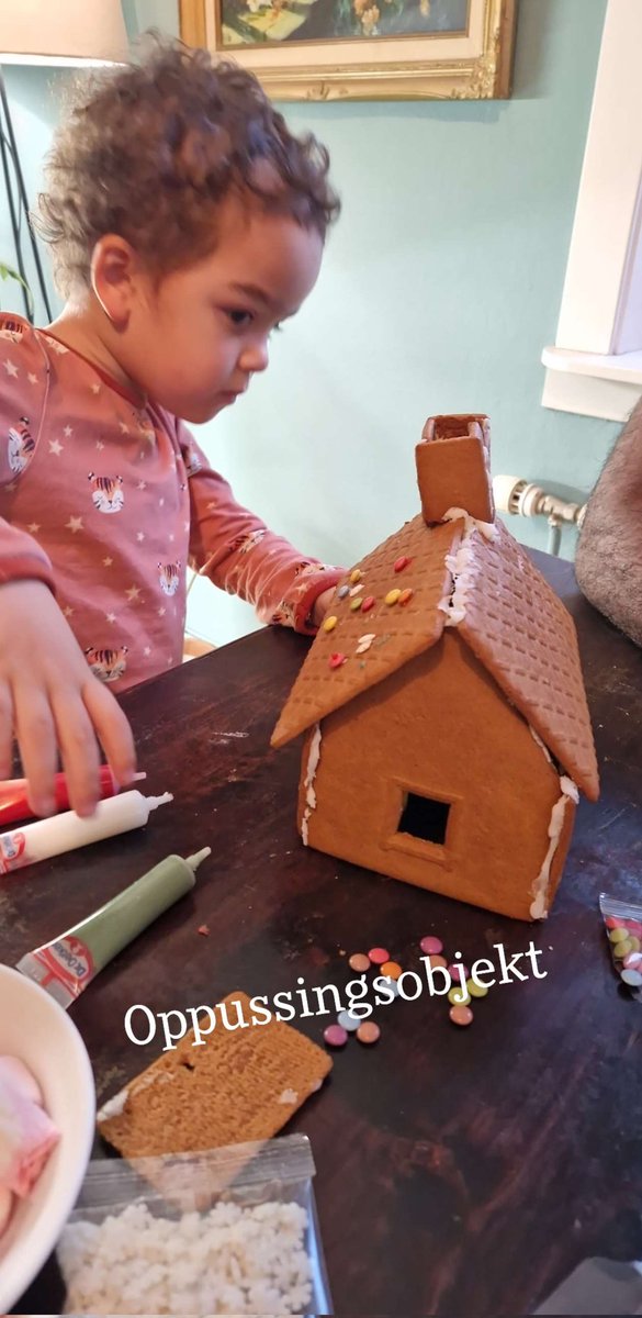 superklovn's tweet photo. Far og sønn har lagd et oppussingsobjekt🤣
#juleverksted #pepperkake #jul https://t.co/IO85HdwHvM