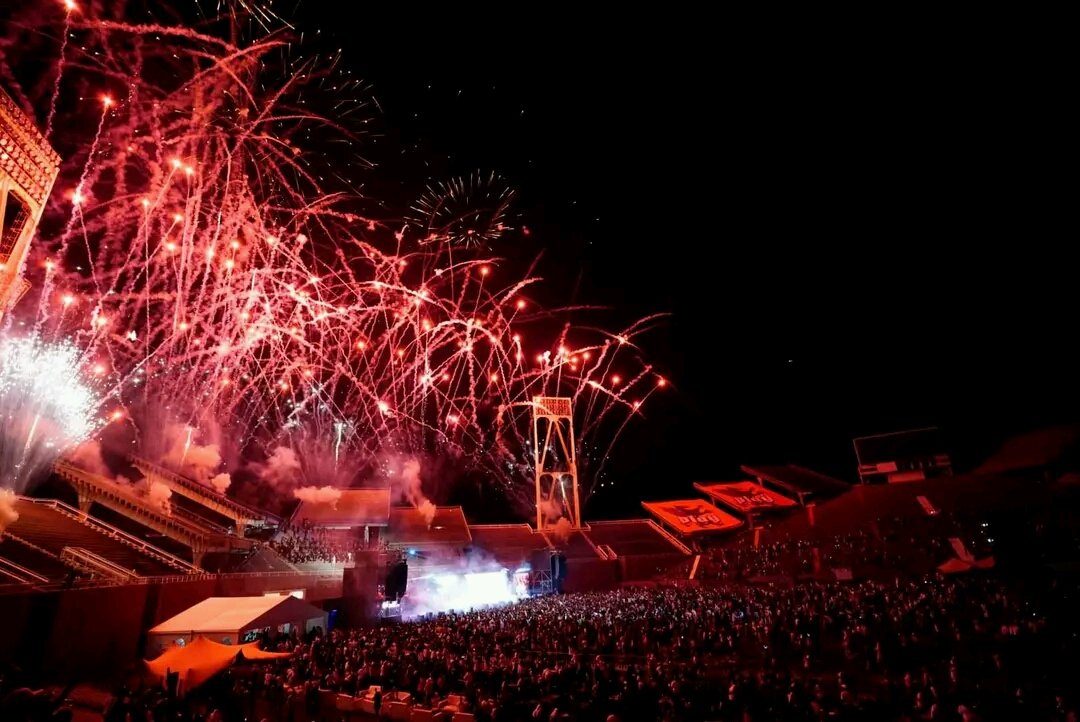 BongNkosiMoloi's tweet photo. Imagine people wearing your T shirt dancing with your shoe brand to the rhythm of your own music at your own festival getting drunk to your alcohol damn that’s iconic man Cassper nyovest is a legend #FillUpMmabathoStadium https://t.co/oDp0AQKtY1