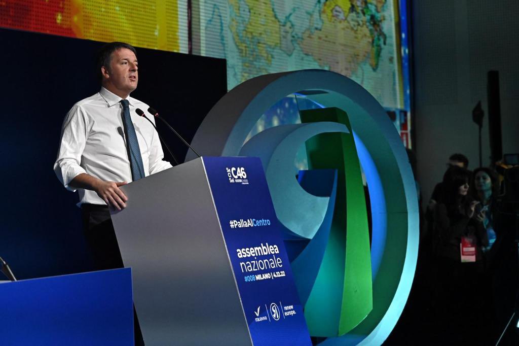 matteorenzi's tweet photo. Bello incontrare centinaia di persone a Milano. Tanta voglia di buona politica, tanta passione, tanto entusiasmo. Il terzo polo sarà il primo partito alle Europee del 2024 https://t.co/wuQTPr9yAo