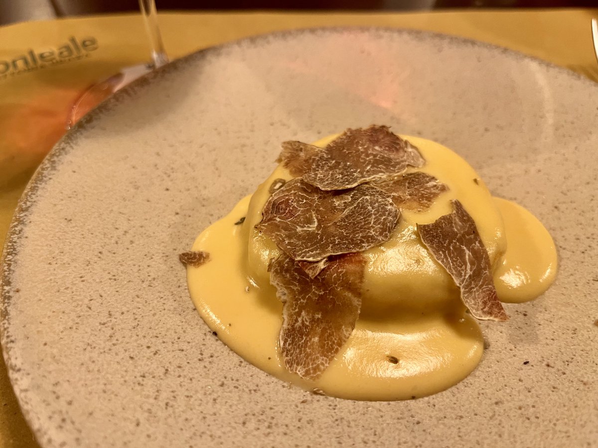 mashu_wine's tweet photo. 間違いなく今年1番の贅沢な時間🥹
本日は白トリュフ会でした🍷💖
Bruno Giacosaさすがすぎました、、🇮🇹
最初から最後までトリュフと妖艶なマリアージュに包まれ、、ah🤦♀️
個人的にはデザートのアイス×白トリュフで一撃必殺🍨✨️
余韻でにやにやしてしまう、、明日からまた頑張ります🔥 #Monleale https://t.co/Fvc188iR4f