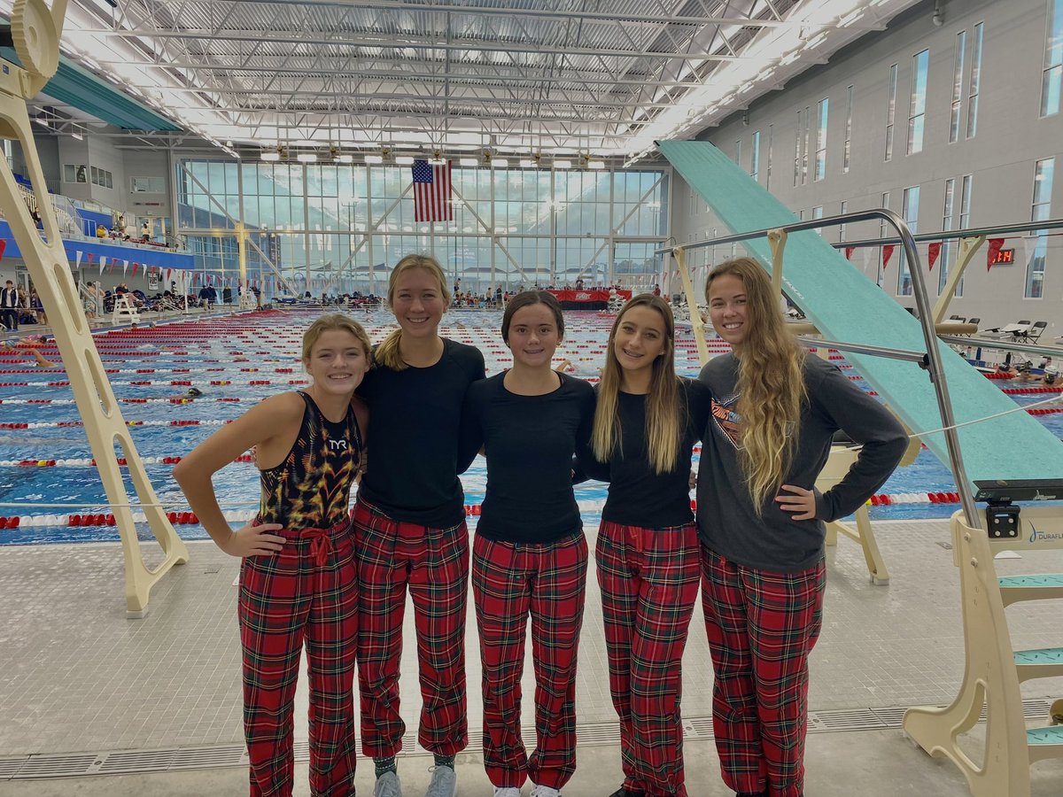 Getting into the holiday spirit at the GSC #holidayclassic <a href="/floridaswimming/">floridaswimming</a> <a href="/tcscswim/">treasure coast swim</a> #ocala #goodtimesfasttimes ❤️💚💛🖤