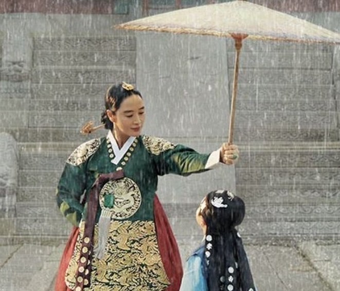 avracadavraa's tweet photo. Ending Under The Queen's Umbrella ☔

From this                            To this 

#UnderTheQueensUmbrellaEp16 https://t.co/arBCSXfOUf