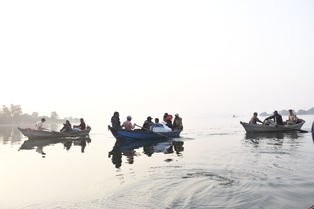 deo_mahisagar's tweet image. જળમાર્ગના સહારે પણ મતદાન કરાવવા મકક્મ મહિસાગર ચુંટણીતંત્ર, જળમાર્ગને બોટથી ઓળંગી મતદાન માટે જરુરી સામગ્રી લઈ જતા રાઠડા બેટખાતે ફરજ બજાવનાર બુથ કર્મીઓ અને સુરક્ષા કર્મીઓ.
@ECISVEEP @CEOGujarat #GujaratElections2022 #GujaratElections #Gujarat