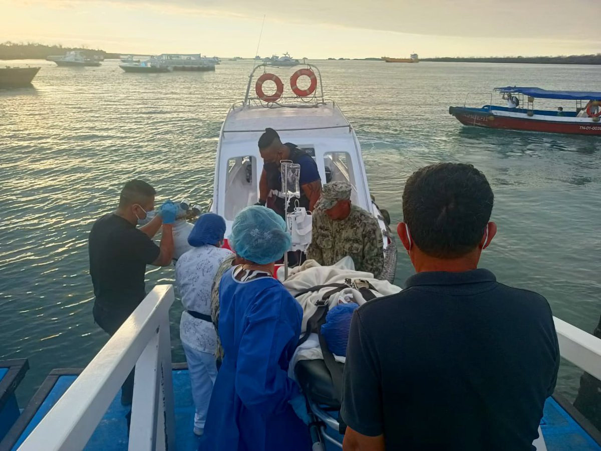 Salud_Ec's tweet photo. #Galápagos| Se evacúa paciente de 82 años en estado delicado, desde Santa Cruz a Guayaquil, al Hospital Teodoro Maldonado Carbo, transportado por el Equipo de @Salud_Ec Móvil, con el apoyo de @armada_ecuador, garantizando una atención oportuna e integral #SomosSaludMóvil. https://t.co/pb7MIMEZsj