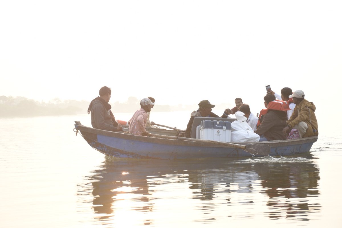 deo_mahisagar's tweet image. જળમાર્ગના સહારે પણ મતદાન કરાવવા મકક્મ મહિસાગર ચુંટણીતંત્ર, જળમાર્ગને બોટથી ઓળંગી મતદાન માટે જરુરી સામગ્રી લઈ જતા રાઠડા બેટખાતે ફરજ બજાવનાર બુથ કર્મીઓ અને સુરક્ષા કર્મીઓ.
@ECISVEEP @CEOGujarat #GujaratElections2022 #GujaratElections #Gujarat