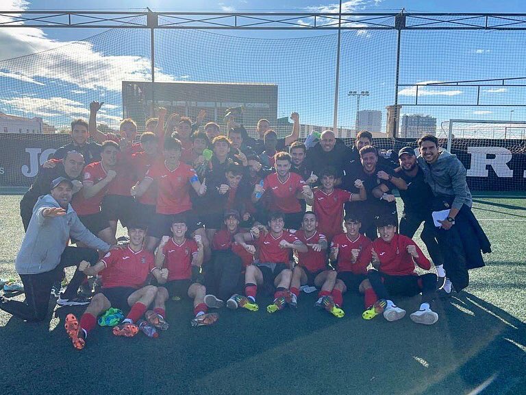 alborayaud's tweet photo. 💣💣💣
#Juvenil A 1-0 #CDRoda A
🔥#DivisióndeHonor 🌟
⚔️ Sois muy buenos nanos ¡¡MUUUUUCHO!!💪🏽🚀❤️
🔴⚫⚽️
#AlborayaUD #somAUD #somdAlboraya
#EscueladeFútbol #Cantera https://t.co/m4BAX4Ri6h