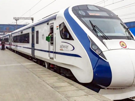 CGAIRNEWS's tweet photo. बिलासपुर से नागपुर के बीच ‘‘वंदे भारत एक्सप्रेस’’ 11 दिसंबर से शुरू होने जा रही है। यह ट्रेन शनिवार को छोड़कर सप्ताह में 6 दिन चलेगी। केंद्रीय जनजातीय कार्य राज्यमंत्री रेणुका सिंह ने छत्तीसगढ़ को वंदे भारत एक्सप्रेस की सौगात मिलने पर प्रदेशवासियों को बधाई दी है। https://t.co/NhOH30rQ8z