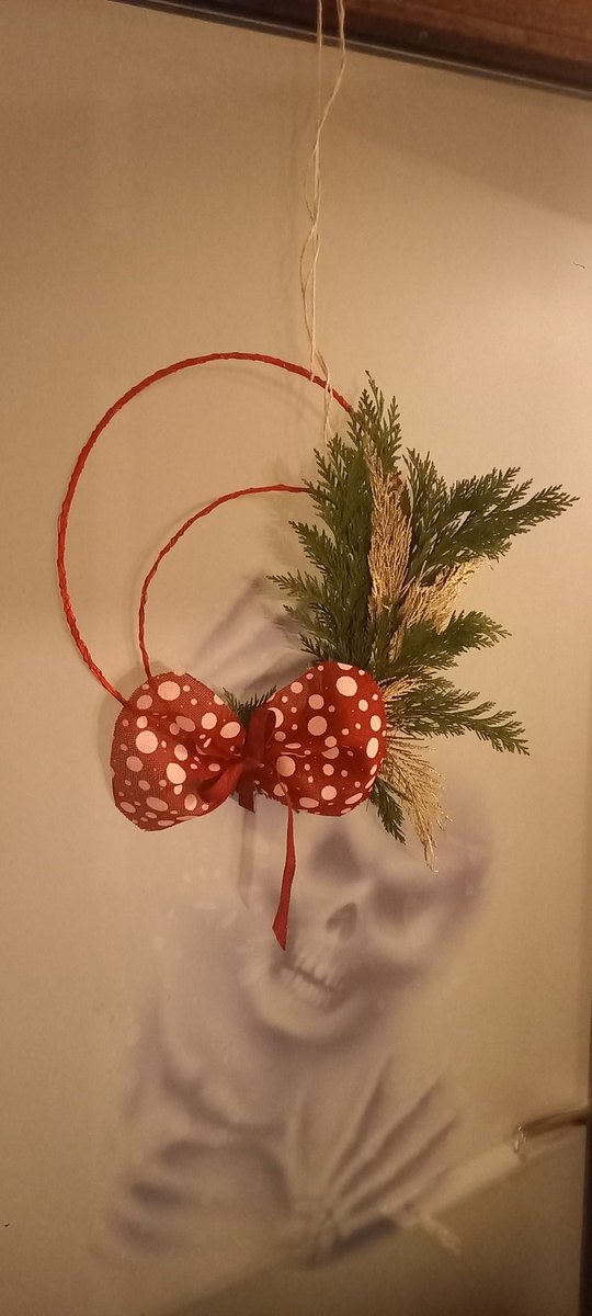 Sko, það finnst ekki geymiplastið fyrir margnota glugga límmiðann. Þannig það er smá Nightmare before christmas fílingur á hurðakransinum