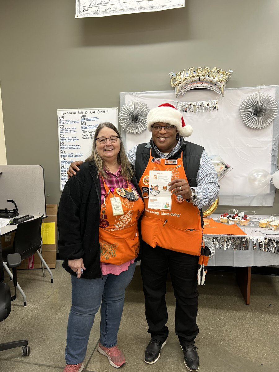 Celebrating Michelle’s Diamond award. 60, the number everyone strives to achieve. Congrats, Michelle!! @RennierAsm1970 @MystiHammes @tbdavis62 @Christi29076272