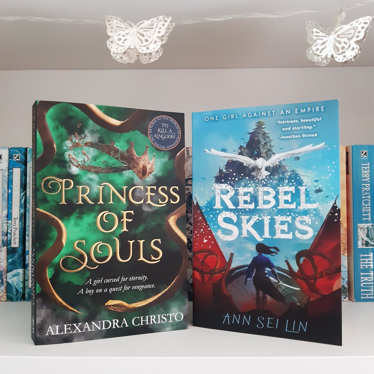 SabrinaAccalai's tweet photo. I've had some duplicates from my Paper Orange subscription but this works out well for all of you as I'm giving away these 2 beauties! RT and follow by midnight 11th December (UK only) and I'll pick a winner for both books! Enter on Insta too for another chance 💖
#Booktails https://t.co/wnOOOztMON