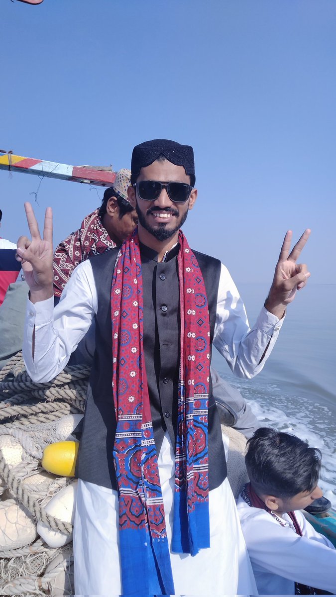 SadamSindhi19's tweet photo. ڪلچر قوم جي فردن جي روحن ۽ دلين ۾ شامل هوندو آهي.
#مهاتما_گانڌي

گروپ YLF سميت ملير بار جي سوين وڪيل دوستن سان گڏ "ڦٽي ڀنڊار ٻيٽ ڪراچي" تي ڪلچر ڊي ملھائيندي.

سنڌ سان پيار ڪندڙ ھر فرد کي ��ومي عيد جون لکين واڌايون.❤😘😍
#HappySindhiCultureDay
#SindhCultureDay2022 https://t.co/W3E73V1obG