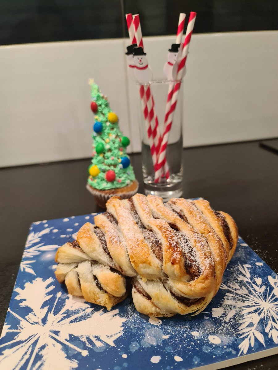 Math_Officially's tweet photo. Chrismas Baking...🎅🎅
.
RECIPE: YouTube - Math_Stars
.
#math_stars #math_officially #foodfam #foodie #foodies #foodblogger #recipe #tasty #tastyfood #fooddecoration #delicious #Christmas #cooking #comida #comer #receta #decoration #foodlover #foodart https://t.co/4hDQYHnSVF