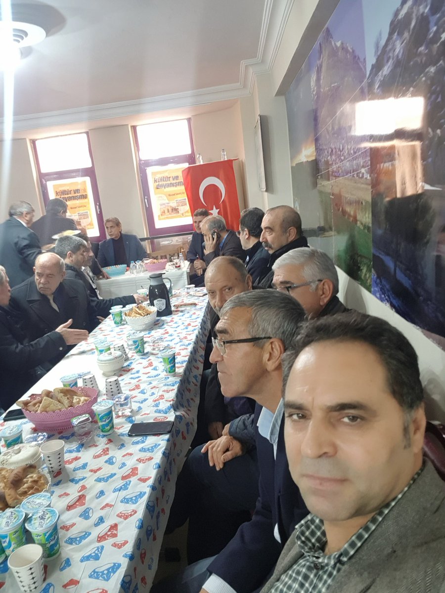Cahitsahinf's tweet photo. Dost,akraba ve hemşehrilerimle Erganililer kültür ve dayanışma derneğinindeyiz. https://t.co/UkiK6QGES8