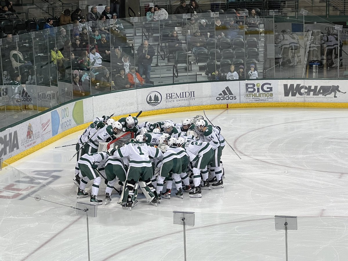 AutumnEnright's tweet photo. My favorite hockey teams wear Christmas colors ❤️ Both teams took 2 Ws at The Sanford Center. Both Enright kids playing in the same building on the same weekend, dream come true for this hockey momma! @BadgerWHockey @BSUBeaversMHKY https://t.co/zVhRziQjxS