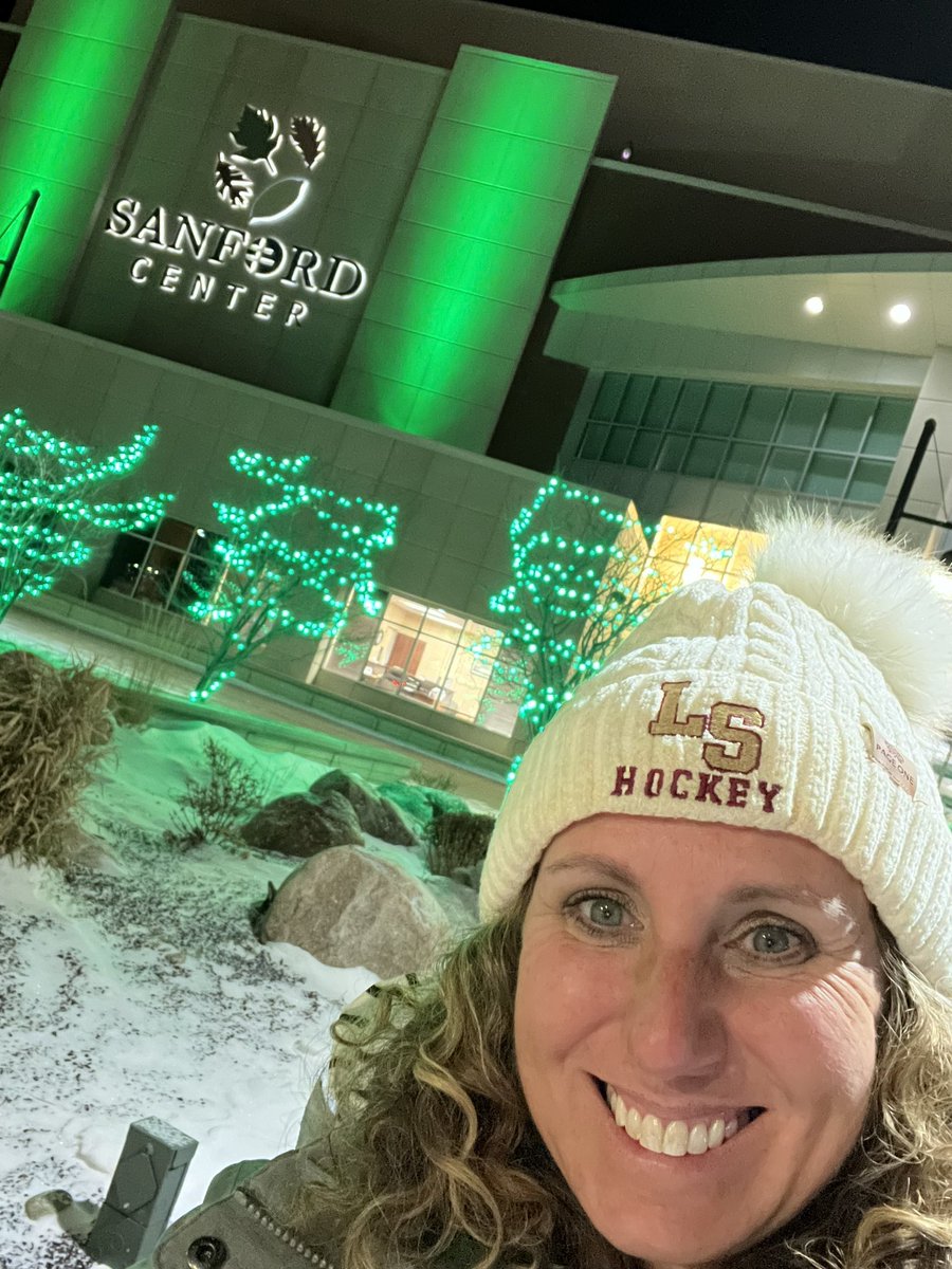 AutumnEnright's tweet photo. My favorite hockey teams wear Christmas colors ❤️ Both teams took 2 Ws at The Sanford Center. Both Enright kids playing in the same building on the same weekend, dream come true for this hockey momma! @BadgerWHockey @BSUBeaversMHKY https://t.co/zVhRziQjxS
