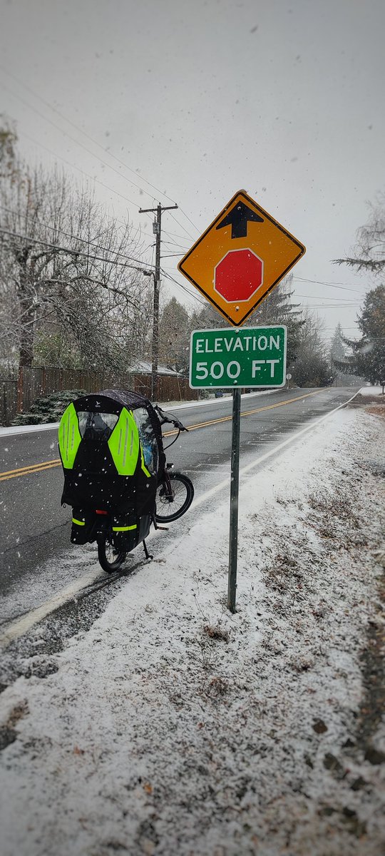 RescueEwe's tweet photo. Grocery run with the @ternbicycles #QuickHaul this morning! Turns out that I actually DON'T need a giant stinky 4 door pickup truck or SUV to get to the grocery store when it's snowing. 🚲❄️ #CargoBikes #ItsJustSnow #OneLessTruck https://t.co/tXXs3wF83g