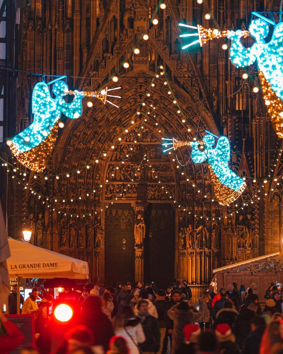 L'iconique rue Mercière &amp; ses anges surplombés par la cathédrale Notre-Dame ✨ C'est sans aucun doute une des plus belles rues de Strasbourg, non? 

 #StrasbourgCapitaleDeNoël #visitStrasbourg #unesco #Christmas 
📸 par  © mhmmtsvn
