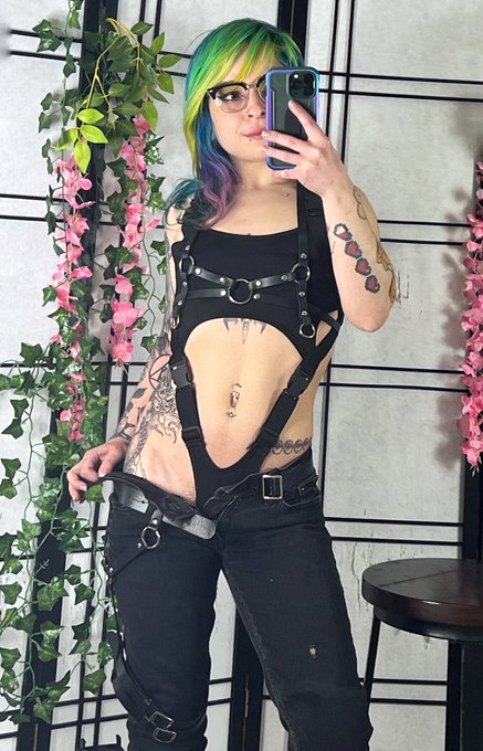 do ya like my outfit? https://t.co/1Dw9XfRSln https://t.co/NC98zqvZze