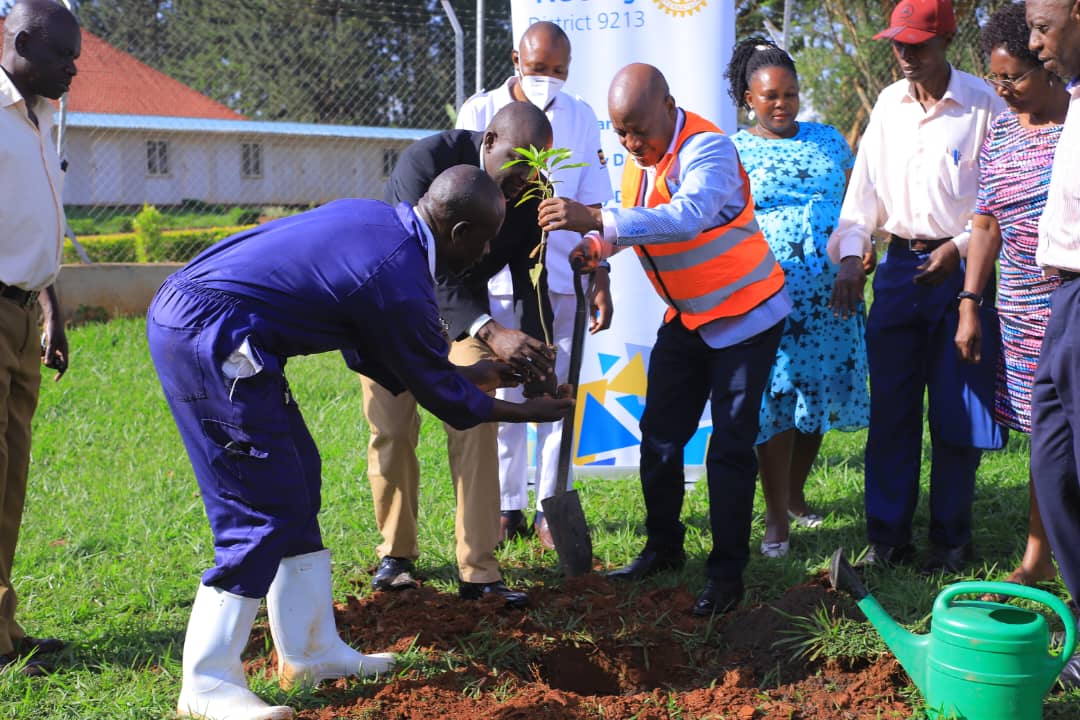 HonMikeSebalu_'s tweet photo. Supporting environmental protection is my cup of tea. Planting trees is a common feature of my club visits.  The Rotary Club of Kayunga was no exception in this regard. https://t.co/l600wYUmm2