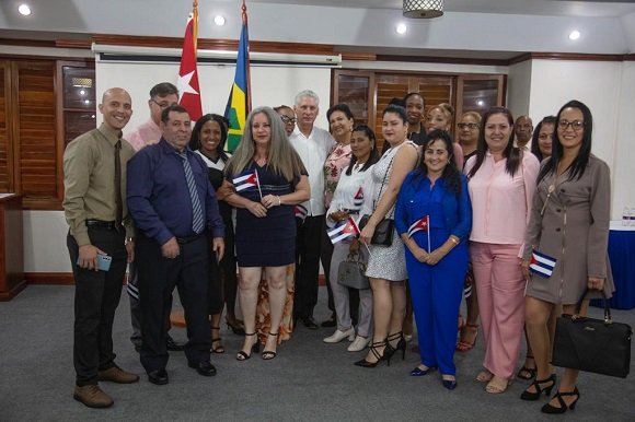 El Presidente de la República, @DiazCanelB sostuvo un encuentro con miembros de la misión estatal de #Cuba 🇨🇺 en #SanVicenteylasGranadinas , de la brigada médica, y con representantes de la sociedad de amistad con la Mayor de las Antillas y cubanos que residentes.