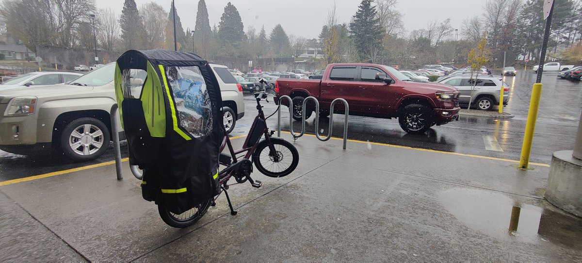 RescueEwe's tweet photo. Grocery run with the @ternbicycles #QuickHaul this morning! Turns out that I actually DON'T need a giant stinky 4 door pickup truck or SUV to get to the grocery store when it's snowing. 🚲❄️ #CargoBikes #ItsJustSnow #OneLessTruck https://t.co/tXXs3wF83g