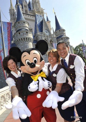 FactsOfDisney's tweet photo. Did you know #Guests often surprise #CastMembers during the holiday season?

Many times throughout the #DisneyParks Guests actually make magic for Cast Members. Guests will bring Cast candy, snacks, and small tokens of gratitude. 

#DisneyFunFacts https://t.co/viSPx6GKN8
