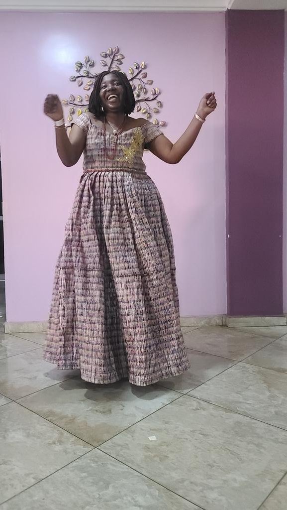 AdejokeLasisi's tweet image. Over 5000 water sachets waste 🗑 went into making this outfit ♻️
What do you think of the outcome?
#AdejokeLasisi #ibadangirl #ClimateAction