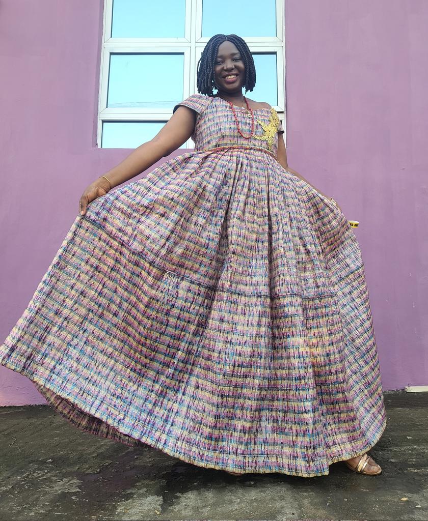AdejokeLasisi's tweet image. Over 5000 water sachets waste 🗑 went into making this outfit ♻️
What do you think of the outcome?
#AdejokeLasisi #ibadangirl #ClimateAction