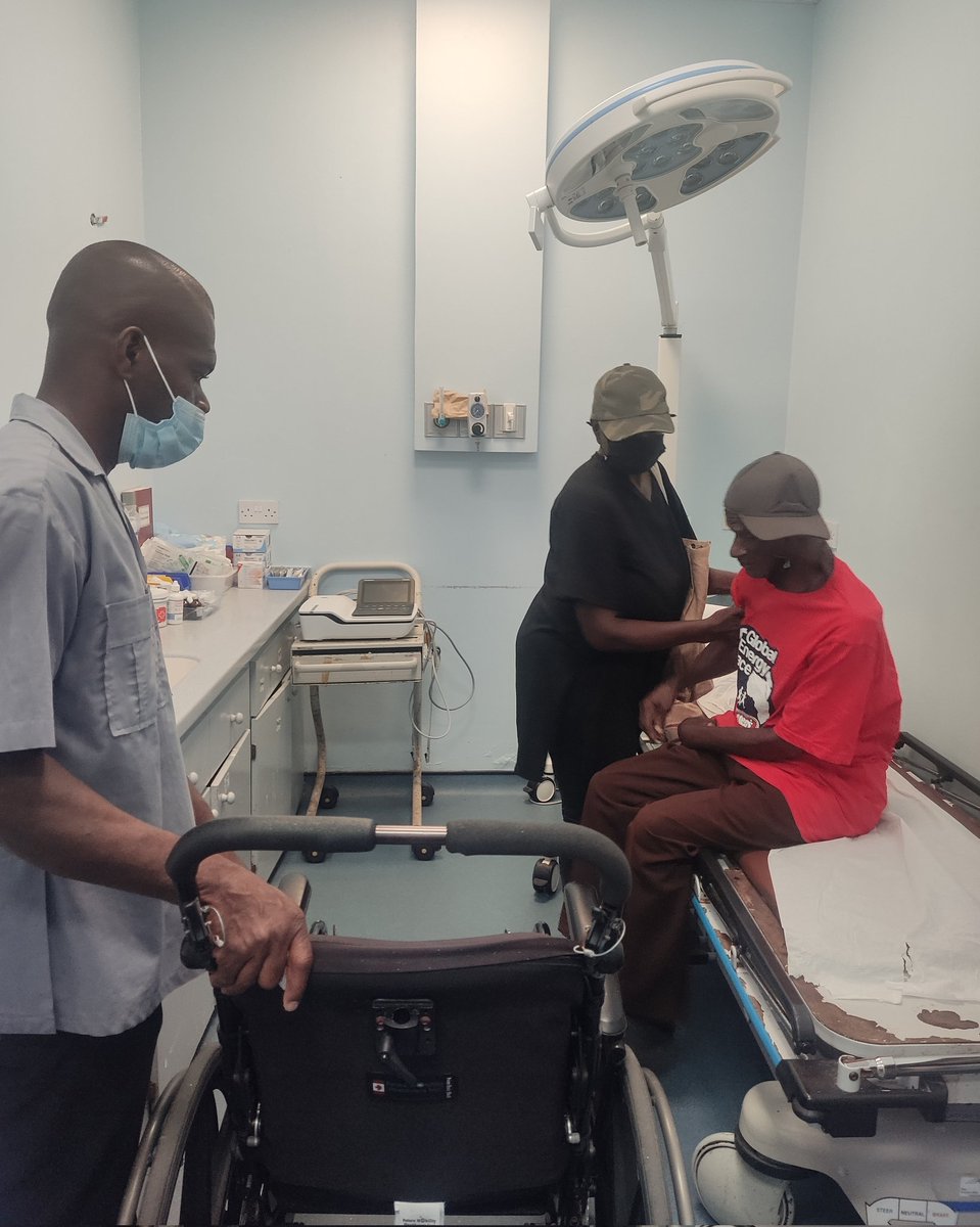 yaima1984's tweet photo. "Estar en un lugar como este demuestra que la solidaridad es más que una palabra, es un gran proyecto de humanismo", dijo este domingo el Presidente @DiazCanelB en el Moderno Centro Médico y de Diagnóstico de Georgetown, junto a profesionales de la Salud cubanos y vicentinos.🇻🇨🇨🇺 https://t.co/vCdYUXE2Wt