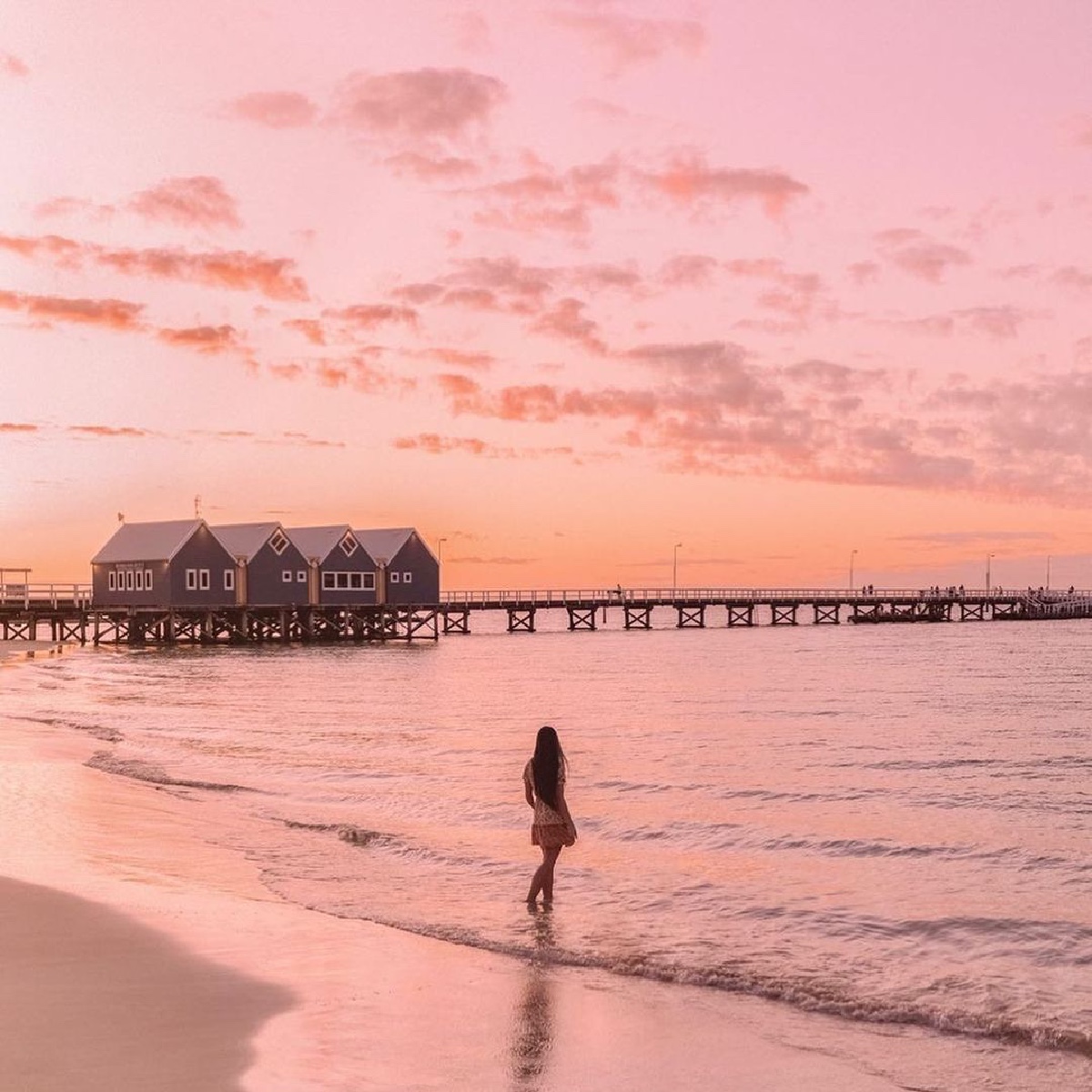 Now, THIS is what we call a sunset 💗🧡 Captured by IG/lolahubner, this postcard-perfect scene is #BusseltonJetty in @westaustralia. Did you know this is the longest wooden jetty in the southern hemisphere? 🤯 #seeaustralia #comeandsaygday