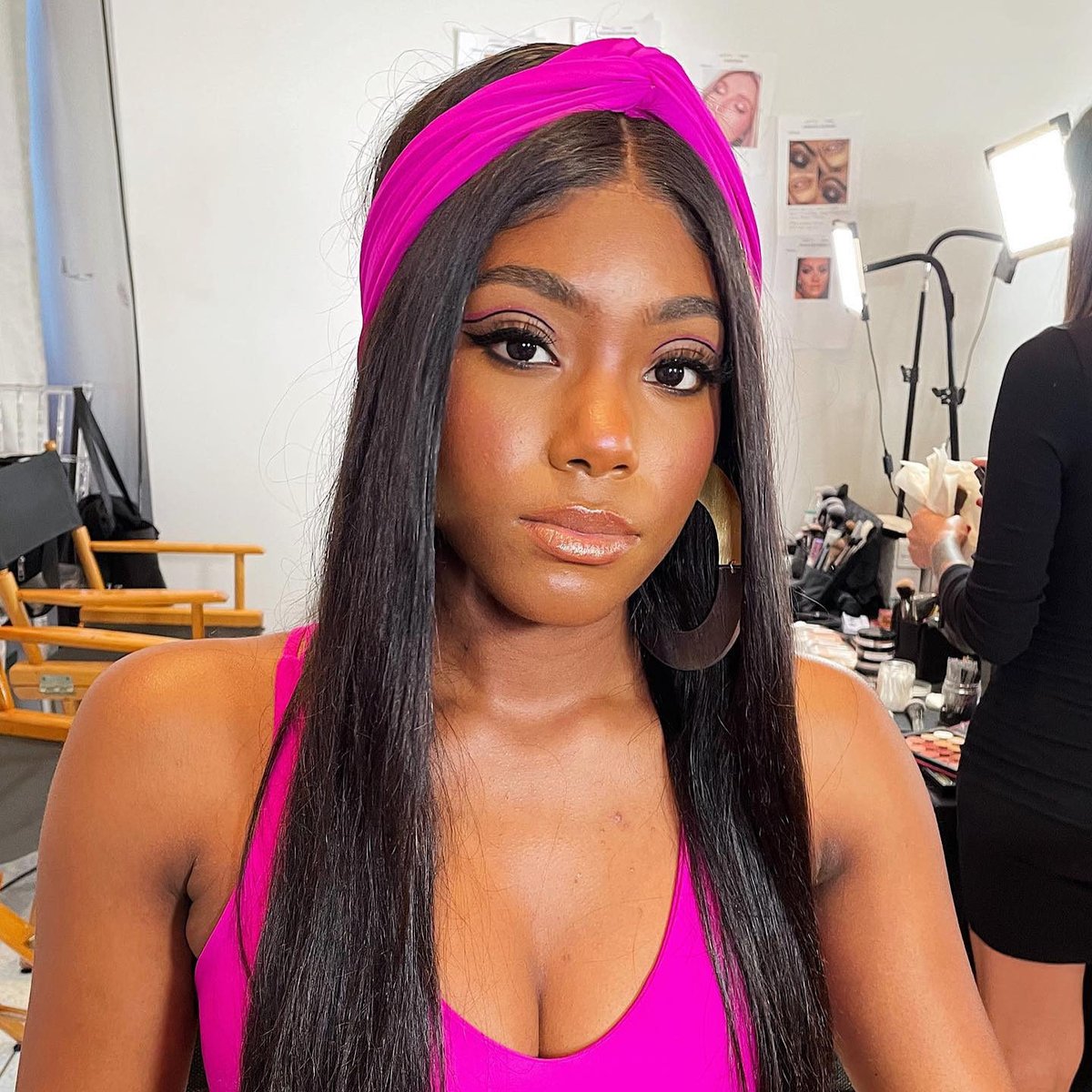 MUA @visualeyesbycass convincing us all we need graphic liner in our life this season. She used Japonesque tools and brushes to create this look.