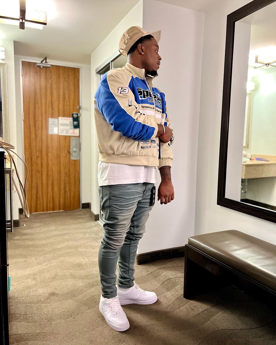thatboyjg_'s tweet photo. i keep that s*** different , i’m never conforming 🫡 https://t.co/6UN4ZaRPpC