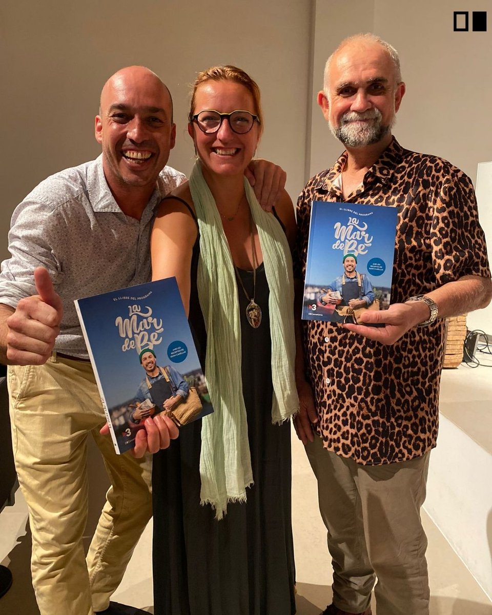 Cossetania's tweet photo. 🥘📖Quins tres cuiners! Aquesta imatge és del dia de la presentació de #LaMarDeBé del xef Quim Casellas, va ser molt bonic retrobar-nos amb la @IolandaBustos autora de #CuinarAmbFlors i @enricherce , autor de #Sofregit! Ens veiem aviat, degustant les vostres receptes! https://t.co/cBkotUA1xS