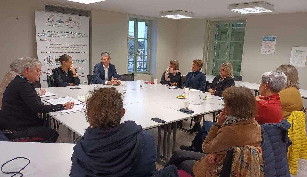LoicKervran18's tweet photo. De #Lignières à #Baugy, petit récap de la fin de semaine!
🧑⚕️ CNR santé à #Bourges et rencontre avec l’association pour la santé à #Lignières
🎄 Marchés de Noël à #Marçais et #Baugy, mobilisés pr @telethon18
🌷Inauguration de commerce à #SaintAmand
🗳️AG des maires à #Bourges https://t.co/WVpumHxUAB