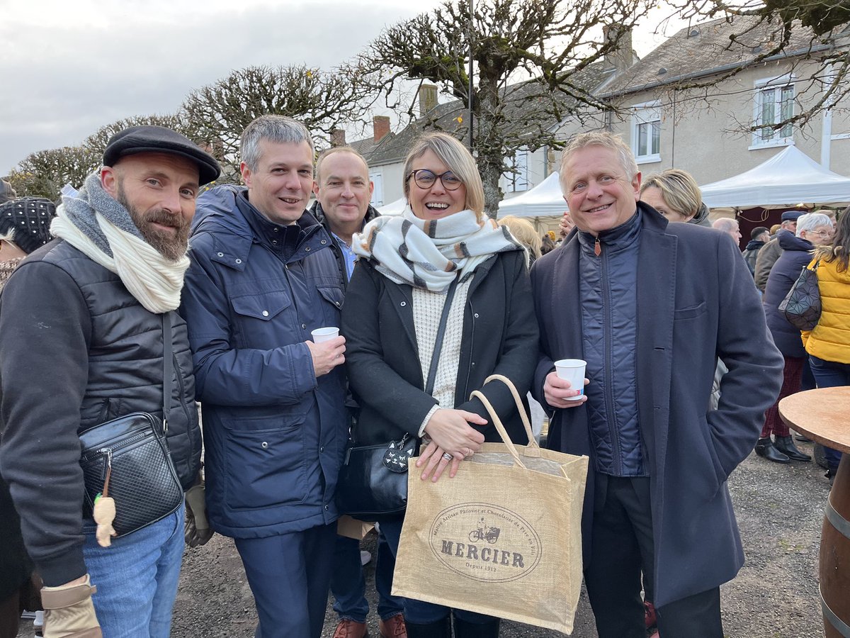 LoicKervran18's tweet photo. De #Lignières à #Baugy, petit récap de la fin de semaine!
🧑⚕️ CNR santé à #Bourges et rencontre avec l’association pour la santé à #Lignières
🎄 Marchés de Noël à #Marçais et #Baugy, mobilisés pr @telethon18
🌷Inauguration de commerce à #SaintAmand
🗳️AG des maires à #Bourges https://t.co/WVpumHxUAB