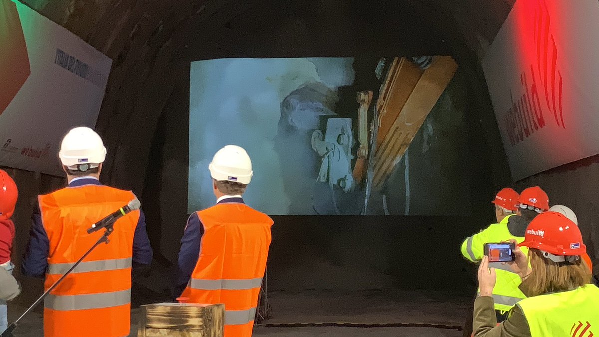 Nel cantiere del #TerzoValico abbattuto il diaframma della galleria Polcevera-Cravasco. Un’opera. fondamentale per lo sviluppo del sistema logistico italiano che permetterà di aumentare di circa la metà il traffico di persone e merci.
#4dicembre #avantitutta