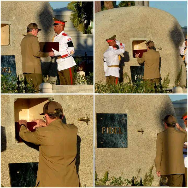 liudmilaalamo's tweet photo. #RaúlCastro "Fidel es Fidel, todos lo sabemos bien, Fidel es insustituible y el pueblo continuará su obra cuando ya no esté físicamente. Aunque siempre lo estarán sus ideas, que han hecho posible levantar el bastión de dignidad y justicia que nuestro país representa." #FidelVive. https://t.co/bKecQP1dGu